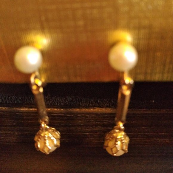 Vintage dangling pearl screw on earrings - Picture 3 of 4